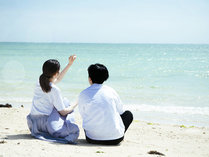 ビーチでお散歩デート♪青く輝く沖縄の海と真っ白な砂浜に、思わず言葉を忘れる時間。