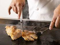 【朝食ビュッフェ】人気メニュー「あぐー豚のソテー」ライブキッチンで香ばしく焼き上げ、熱々をお届け！