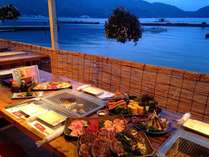 海辺のテラスでは暮れていく敦賀湾の絶景を眺めながらの炭火焼海鮮BBQプランが人気！