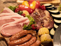 【BBQ】地産の新鮮な野菜、牛肉、豚肉、チキンを炭で焼きます♪
