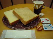 【朝食無料サービス】パン＆お飲み物がついております。