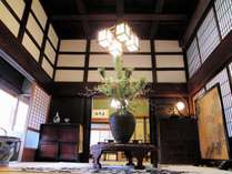 格天井（ごうてんじょう）を持つ上り間です。日本の伝統的な技術で施された匠の技です。