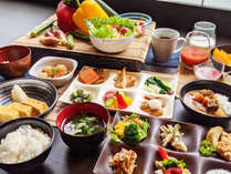 【ご朝食】美味しい会津産コシヒカリ、焼きたてだし巻き玉子など、和食中心のビュッフェ。朝の元気に。