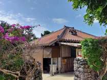小浜荘の正門、赤瓦の上にある親子シーサーがシンボルです。 写真
