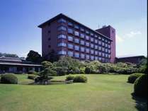 ◆ホテル外観◆富士山と日本庭園をお楽しみくださいませ。