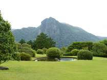 ◆庭園◆日本庭園から見える「城山」ロッククライミングや登山をお楽しみいただけます。