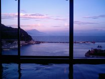 【新館】７F展望浴場からの朝焼けの眺め。美保湾の向こうに見えるのは雄峰・大山。