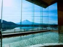 朝夕で移り変わる富士山の表情をゆったりと眺められる、日常から離れた癒しの空間です。