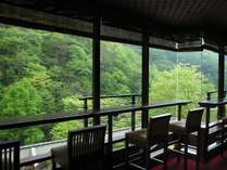 【施設】新緑の松川渓谷を眺めながらモーニングコーヒーで至福のひとときを
