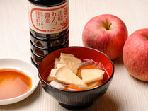 【八戸限定せんべい汁】醤油と相性が良い青森県産りんご果汁入り「りんご醤油」を使った青森郷土料理です。