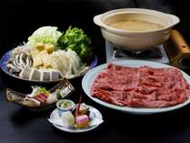 京野菜や京豆腐などがいただける太夫鍋(写真4人盛り）鶏がらスープと白味噌のお鍋です。