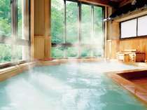 新緑の檜風呂は当館自慢の硫黄泉　にごり湯　です。