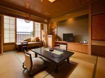新モダンタイプの客室例。室内はおしゃれなインテリアやカウチソファーもご用意。(1)
