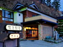 ホテル外観正面が日本海♪穏やかな夕日の時や時には荒海と自然を楽しむことができます。