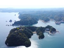 専用の送迎船でチェックインする、四方を海に囲まれた孤島の温泉宿で非日常をお楽しみください。