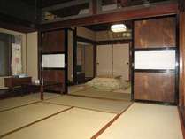 旧館16畳間：（8畳間2間続き）文化財に引けをとらない材木を使った部屋です。広縁・応接セット付き。