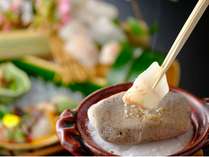 【平目の焼霜造り】名匠知久馬オリジナル料理で、さっと炙った平目が旨い！