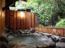 母屋1階にある和室「あけび」の客室露天風呂。美しい緑の木々を愛でながら、名湯を堪能できる。
