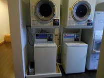 コインランドリーは全館で洗濯機3台、乾燥機3台ご用意、、