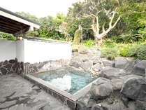 ・伊豆大島でも珍しく敷地内に源泉が湧く為朝之湯。開放的な露天風呂をお楽しみください