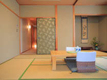 京唐紙が印象的な別館のお部屋※別館は庭園に面していません。