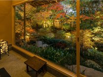 京都の旅館として1915年創業当時より在る本館客室『浮舟』紅葉