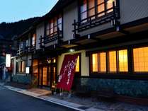 外観:夕暮れ