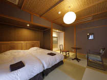 本館和室（寝室）：水戸岡氏のデザインが融合した客室、クラシカルな風情とモダンな装いが交わる空間。