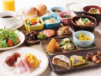 １日の始まりの朝食には和洋ビュッフェ約２５種類のほか、郷土料理をご堪能いただけます。