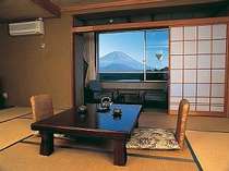 時間帯により美しさも移り変わる富士山