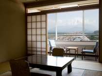 桜の季節は、お部屋に居ながら桜と湖と富士の眺めをご覧いただけます！