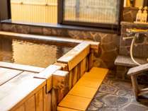 お部屋には大きな専用檜風呂付き。奥飛騨最古の源泉を贅沢に独占。