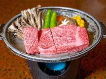 A5ランク飛騨牛の陶板ステーキ　柔らかいお肉の甘みが口いっぱいに広がる絶品。