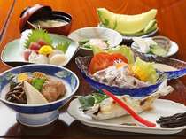 夕食は、日替わり料理です。８５５０円のプランのボリュームはこれくらい♪　