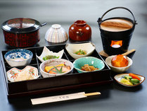 【朝食】体に優しい和食をご用意♪お鍋の中はお味噌汁になります