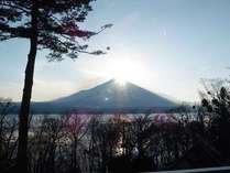 世界遺産の富士山と山中湖が正面に見える地で、ペットと共に優雅な時を過ごせるリゾートホテル。