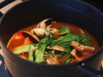 「畑のココットスープ」はホーロー鍋から取り分けてお召し上がりいただきます（写真は一例です）。