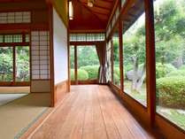 伝統的な日本家屋の匂いを強く残した館内