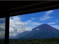部屋から望む富士山