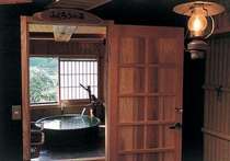 陶器のお風呂（ふくろうの湯）は本物の信楽焼きによるこじんまりとした眺めの良いお風呂です。