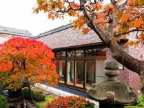・【中庭】秋には紅葉が中庭を彩ります。お部屋からの景色もお楽しみください
