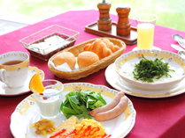 【朝食一例】内容は、焼き立てパン、温かいスープ、卵料理など