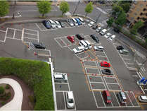 ［施設］　最大80台を収容できる平面駐車場。ご宿泊のお客様は1泊800円でご利用いただけます