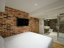 クイーンダブル（ファクトリーモダンスーペリア）W180cm×L203cm当館最大のベッド幅で快適の時間を提供。