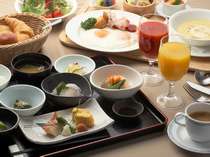 クチコミでも人気の地元食材を使用した【朝食】は和食・洋食から選択（バイキングの場合もございます）