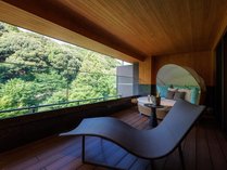【露天風呂付】大谷山荘スイート：開放的なテラスでは、手足を広げてゆったりとくつろげます。