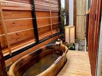 女湯のダブル露天風呂の一つ、信楽焼の浴槽（相性「狸風呂」）