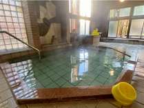 男湯の内風呂。上山田温泉の美肌の湯を24時間100%源泉かけ流しで癒しを♪　亀清旅館の一番広い湯舟。