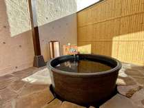 客間「陶」の露天風呂。信楽焼の浴槽に松代焼のアクセント、陶器と陶芸を楽しめる。