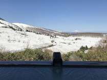*【露天風呂】温泉で寛ぎ、雪渓が残る新緑が美しい栗駒山の春を楽しんでください。